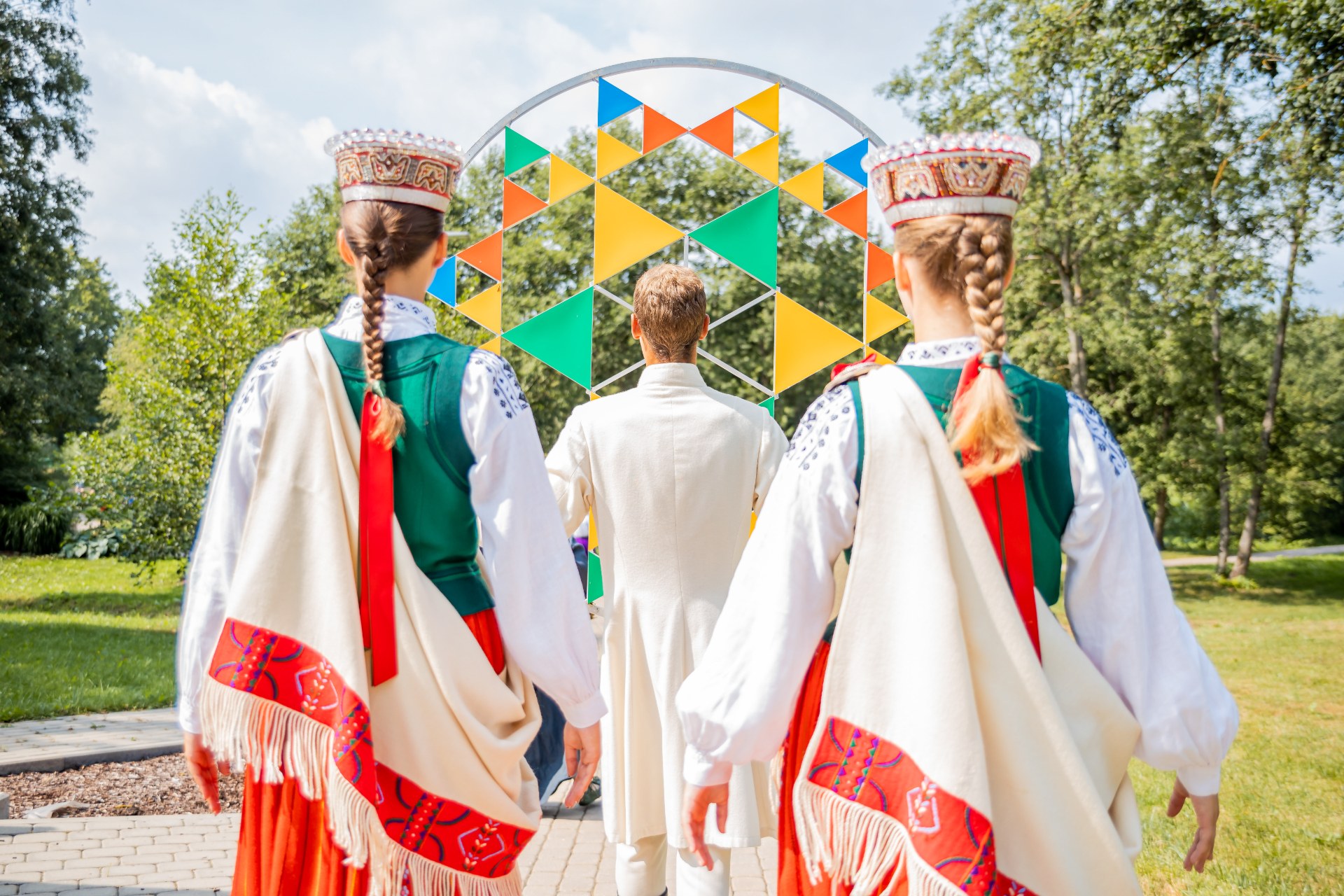 شباب بالأزياء الشعبية اللاتفية في مهرجان الأغنية والرقص اللاتفي